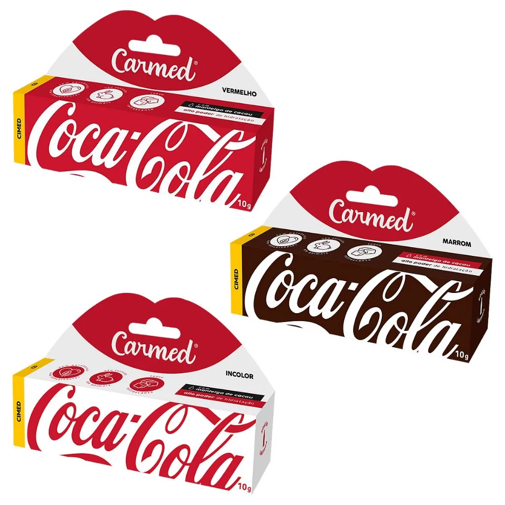 Três caixas de hidratante labial Carmed Coca-Cola nos sabores vermelho, marrom e incolor