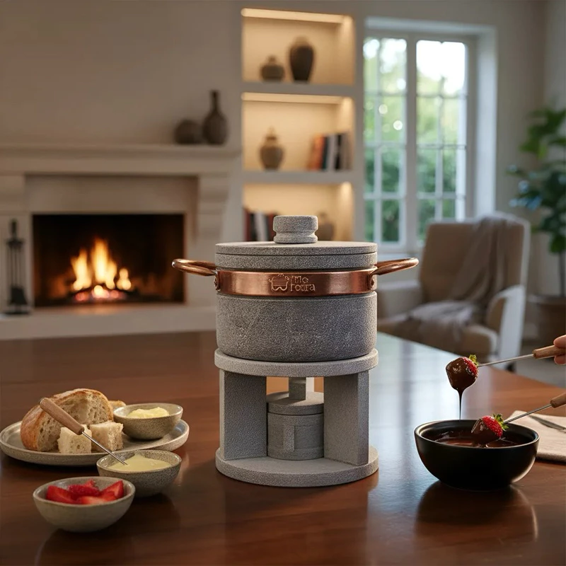 fondue de pedra sabão em uso durante um jantar