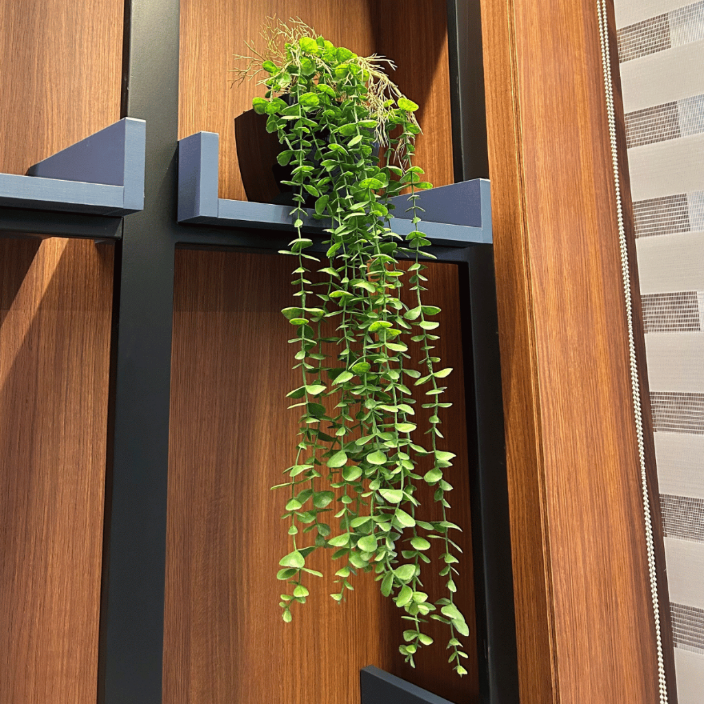 Arranjo Planta Pendente Artificial Eucalipto Realista Toque Natural Caída Prateleira Com Vaso Preto