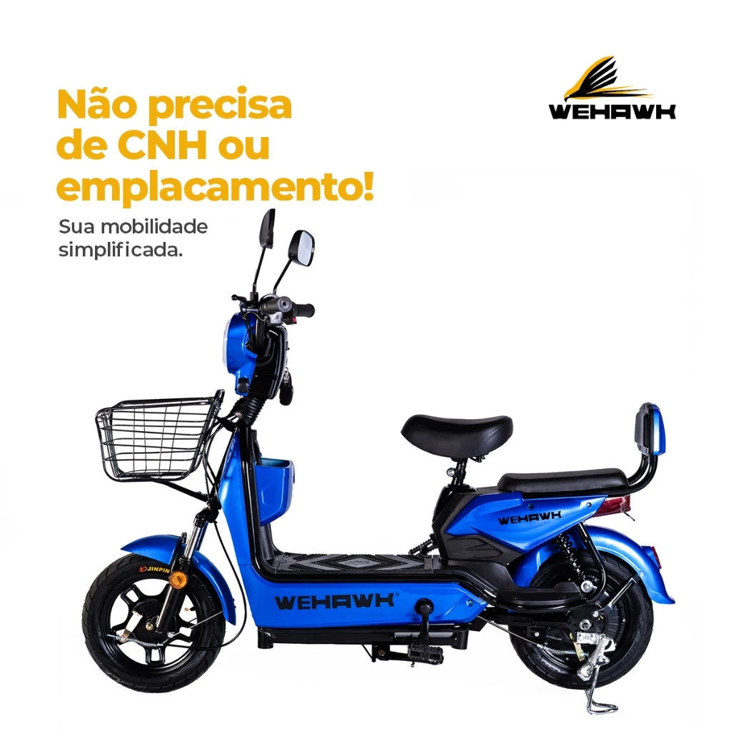Vista lateral da scooter elétrica WeHawk azul com cesta frontal e banco com encosto, exibindo texto sobre dispensa de CNH e emplacamento