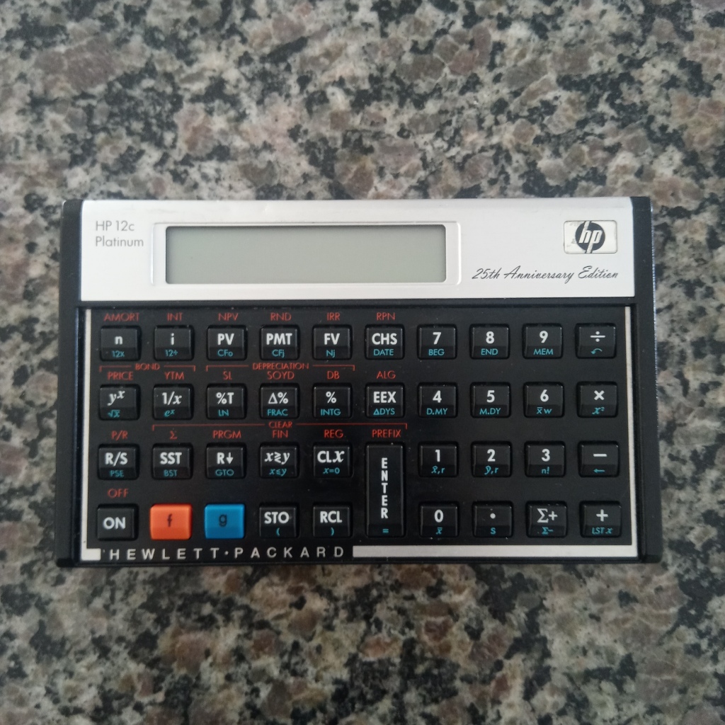 Produktbild von HP 12C Platinum Finanzrechner – Inkl. WYNGS Schutztasche, Schwarz, Basic Set