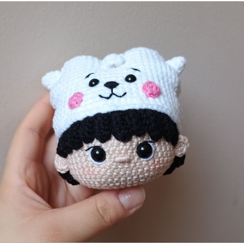 Chaveiro Jin BTS com touca do RJ em Amigurumi | Shopee Brasil