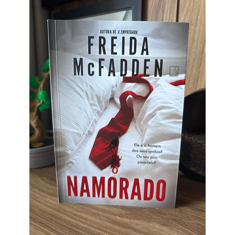 Livro O namorado - Freida McFadden | Shopee Brasil