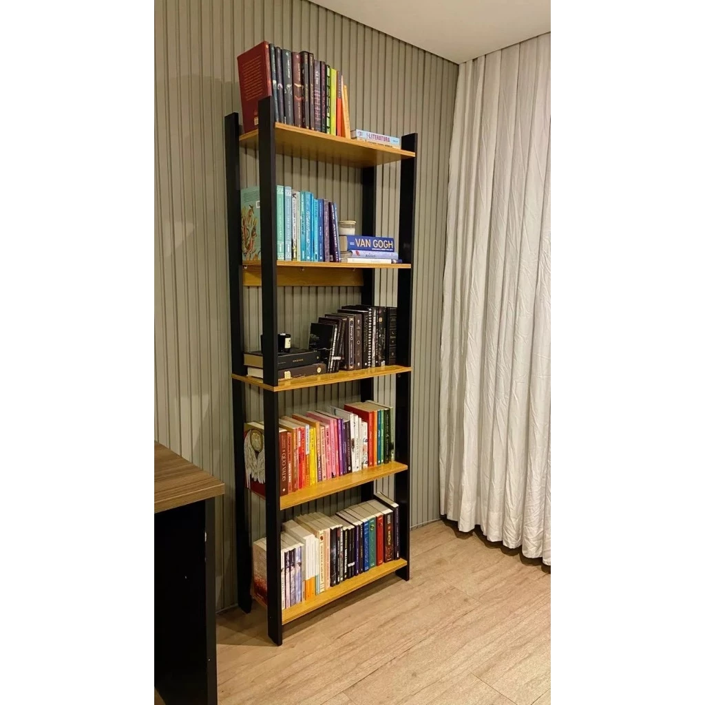 Estante estilo industrial de madeira e metal preto cheia de livros, vista de um ângulo diferente.