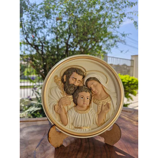 Medalha da Sagrada Família em gesso 17,5cm, acompanha o suporte de mesa.