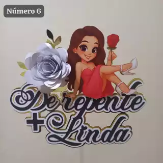 Topo de Bolo "De Repente +Linda" com Flor – Elegância para Seu Momento Especial!