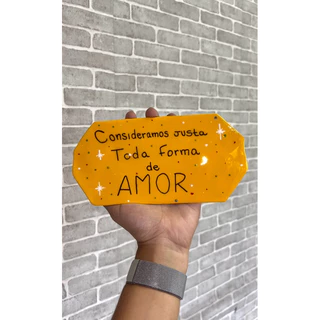 Placa decorativa para parede “consideramos justa toda forma de amor” feito artesanalmente a mão em cerâmica fria