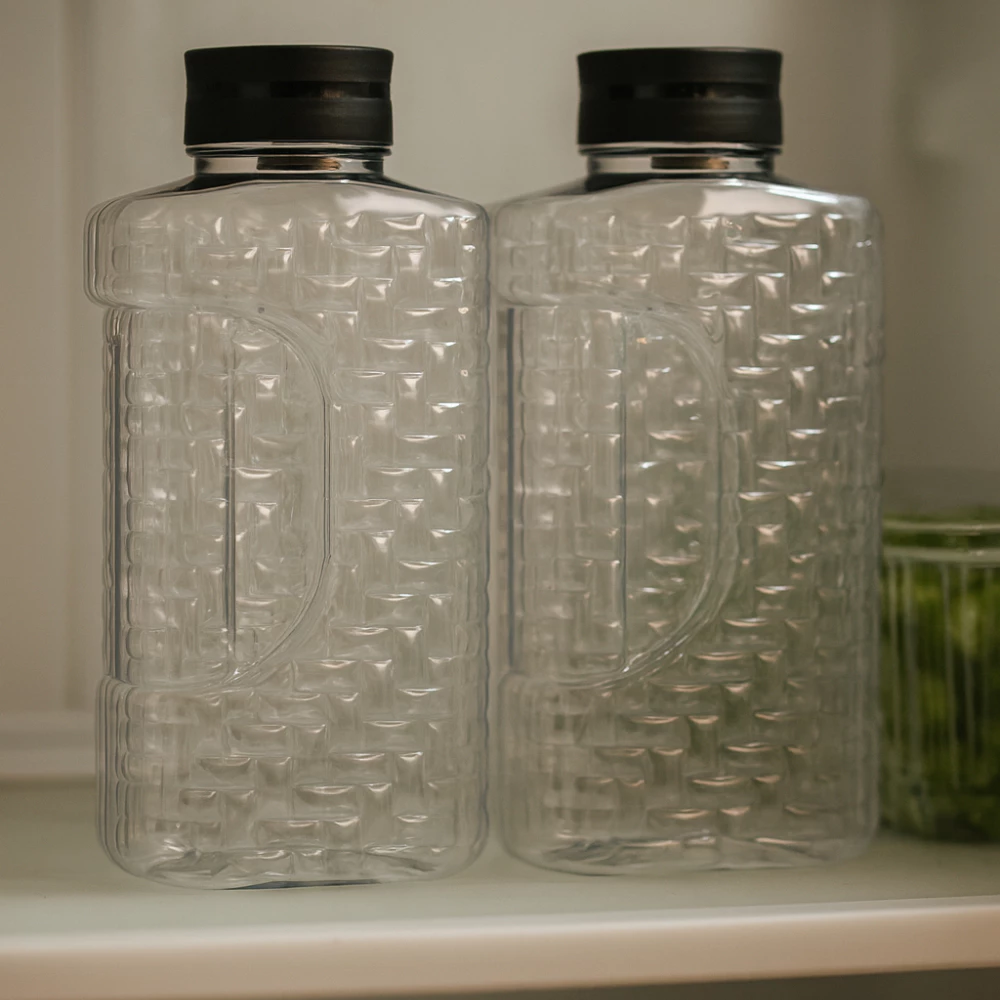 Garrafa de água de plástico transparente com tampa preta em cima de uma bancada