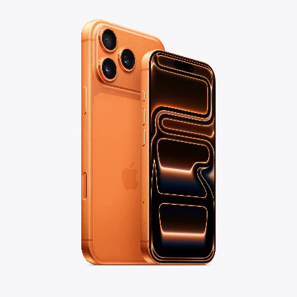 iPhone 17 posicionado em ângulo contra fundo branco destacando o acabamento fosco e o logotipo da Apple