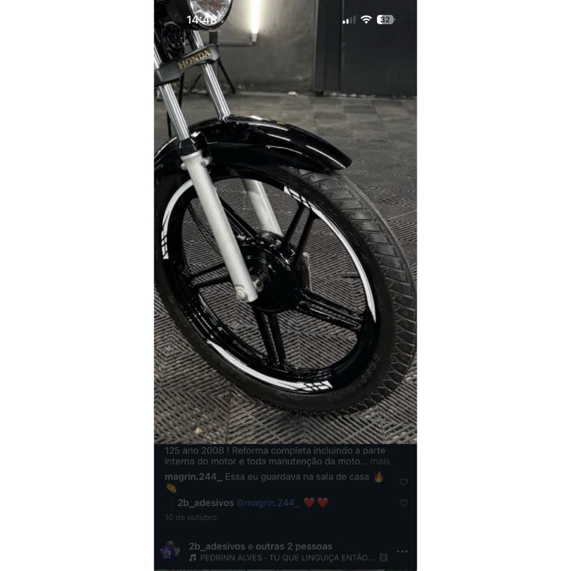 Adesivo refletivo para aro de moto.