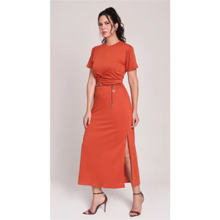 Conjunto Saia Midi Estilo Malha Crepe Conforto Dia a Dia Arrumado blusa detalhe na frente.