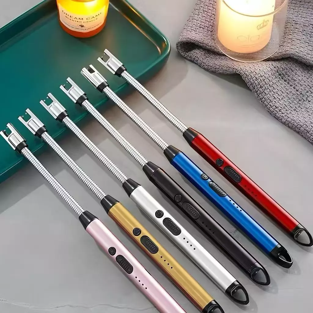 Seis acendedores de plasma em diversas cores, incluindo azul, dourado e preto, sobre uma bandeja decorativa
