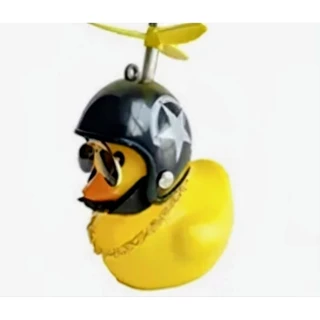 🦆 Patinho de Capacete com Hélice, Corrente Dourada e Óculos – Enfeite para Moto, Bike e Carro