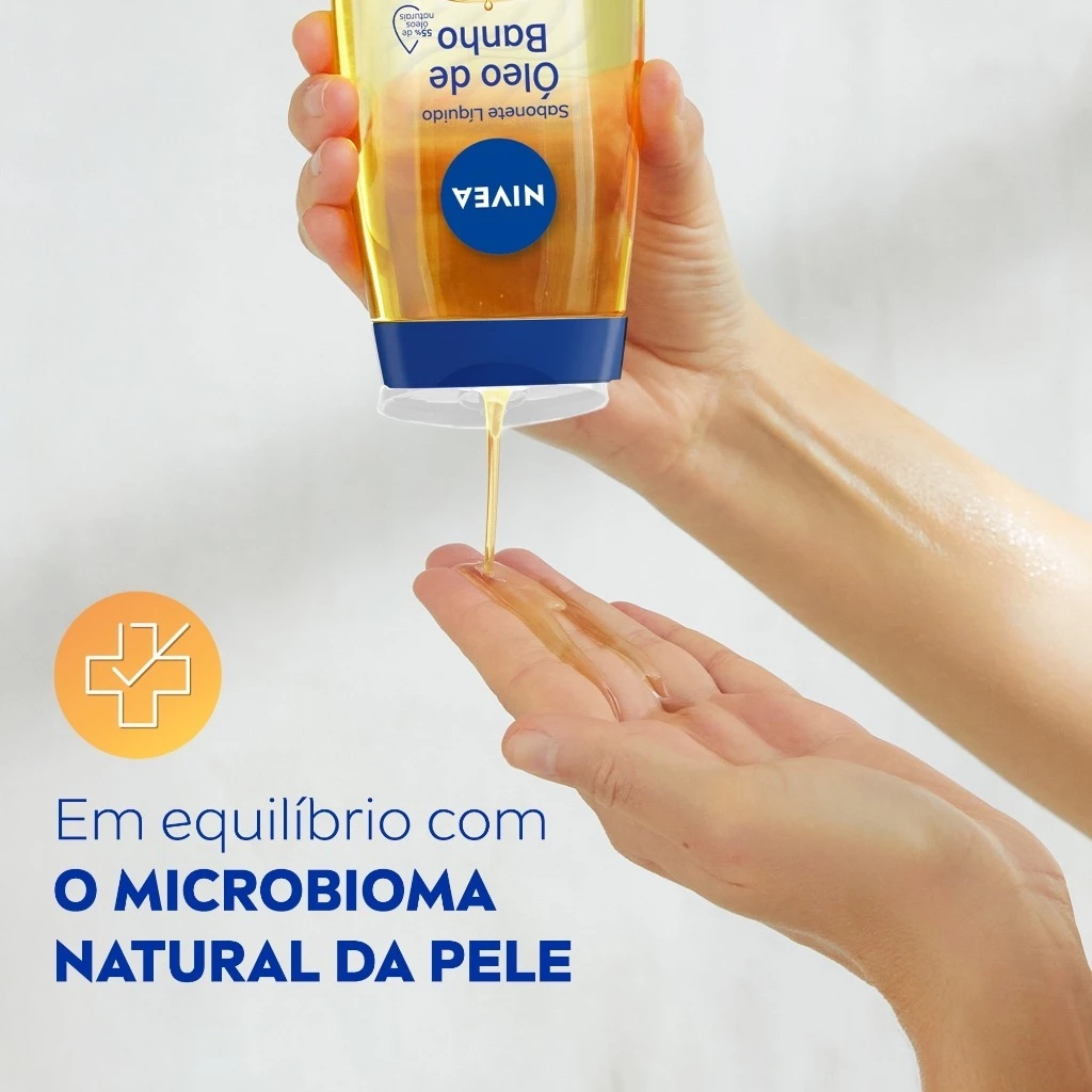 Mão aplicando o sabonete líquido NIVEA Óleo de Banho na palma da outra mão para demonstrar a textura