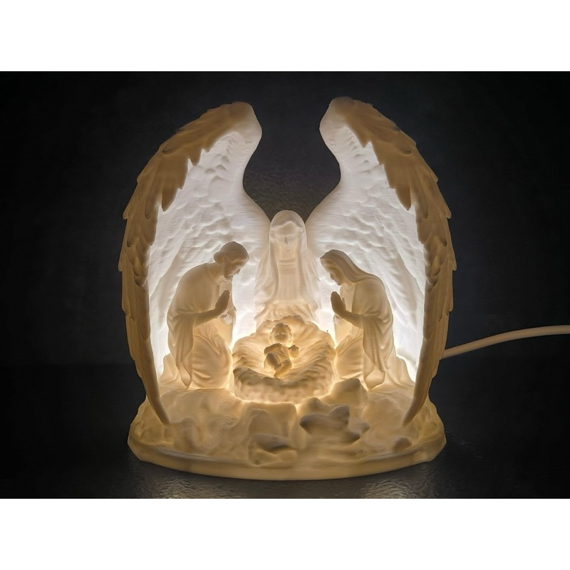 ✨ Decoração Natalina – Sagrada Família Protegida por Asas de Anjo ✨