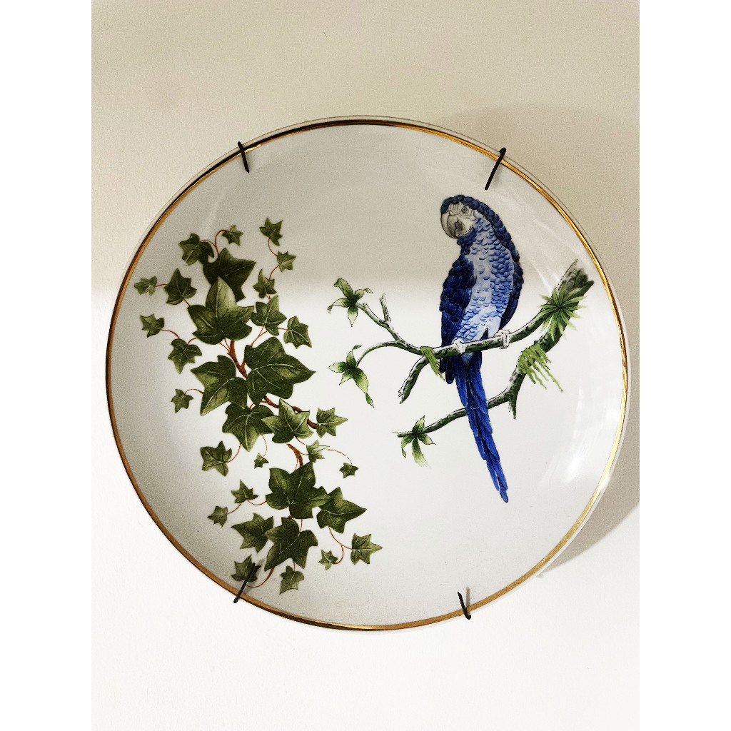 Prato raso em porcelana decorado com decalque e filete em ouro