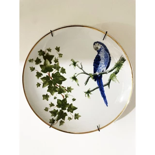 Prato raso em porcelana decorado com decalque e filete em ouro