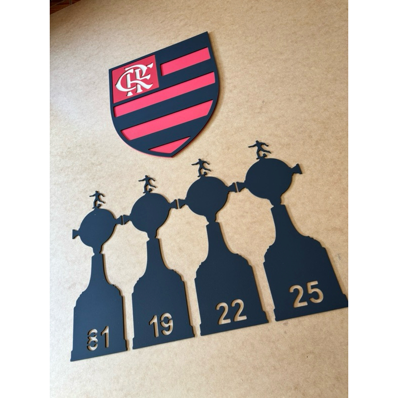 Escudo Flamengo e kit de taças Libertadores