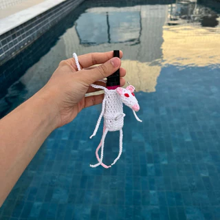 porta isqueiro de crochê no formato de rato na cor branco e orelhas rosa