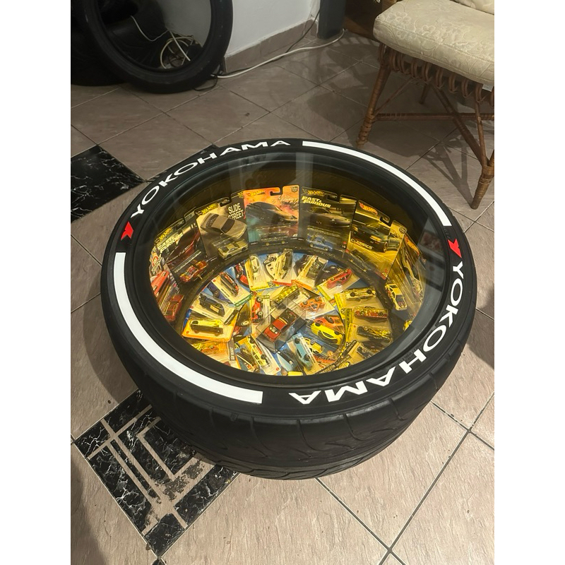 Mesa / expositor carrinho Hot Wheels / garrafas pneu esportivo