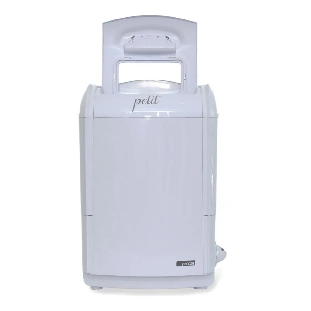 Mini lavadora Praxis Petit com tampa superior erguida em fundo branco