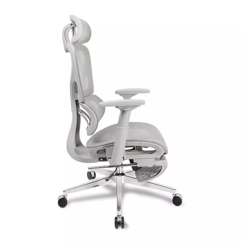 Cadeira de escritório cinza com detalhes em metal e rodas pretas vista lateral