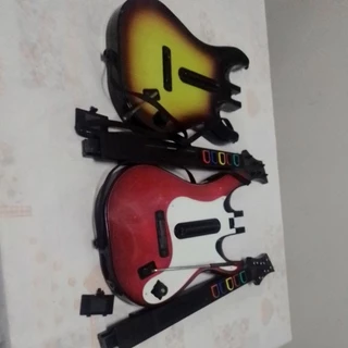 Guitarras Hero uma PS2 e a outra Xbox 360 de acordo com a etiqueta usados