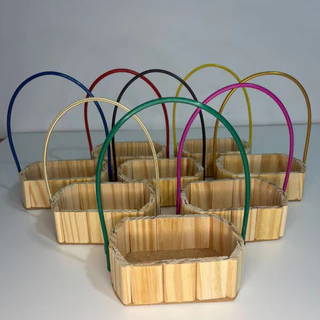 Kit 10 Cestas de madeira pinus oval 16cm para presente ou Decoração Com Alça Coloridas + Palha em Oferta na Shopee