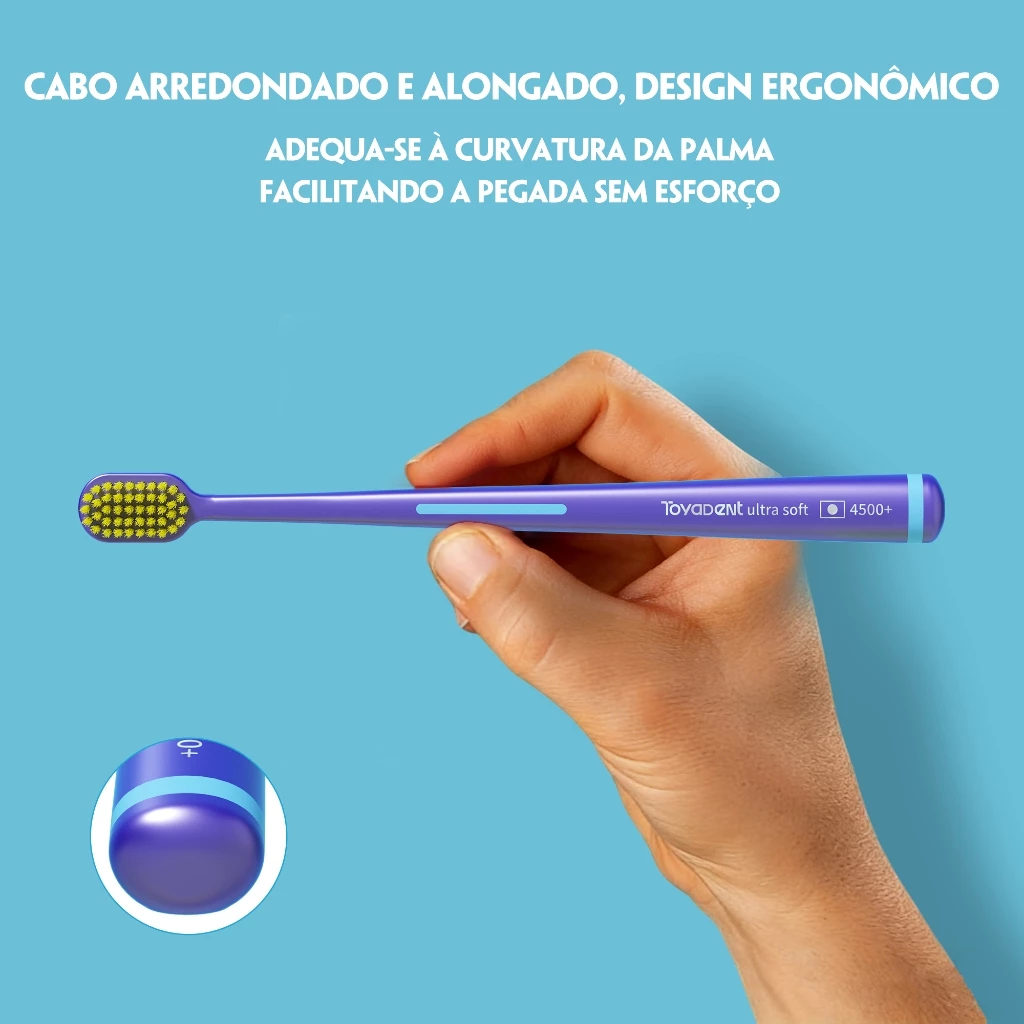Close de uma mão segurando uma escova de dente Toyadent roxa demonstrando o design ergonômico do cabo