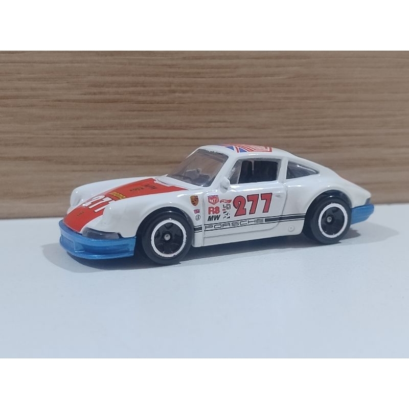 Hot Wheels '71 Porsche 911 de 2017 com detalhe na pintura.