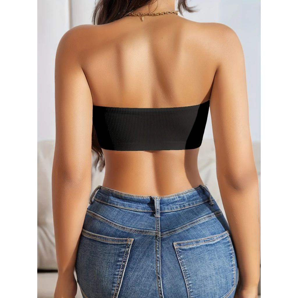 Vista traseira de mulher vestindo sutiã top sem alça preto