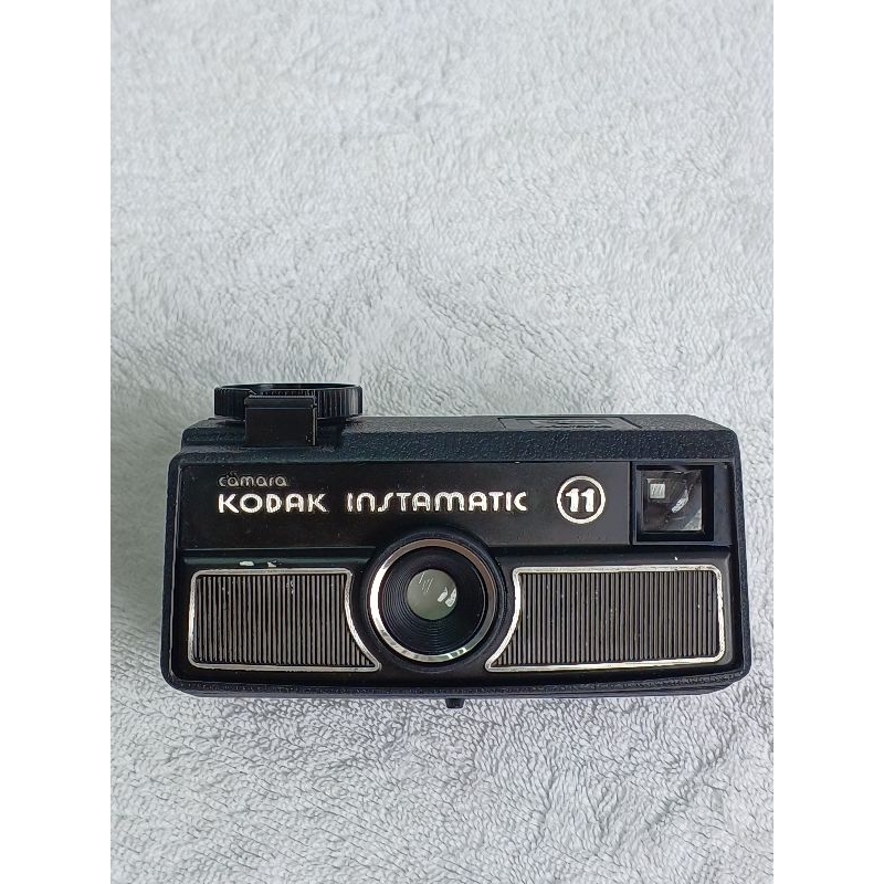 câmera fotográfica analógica Kodak instamatic antiga usada no