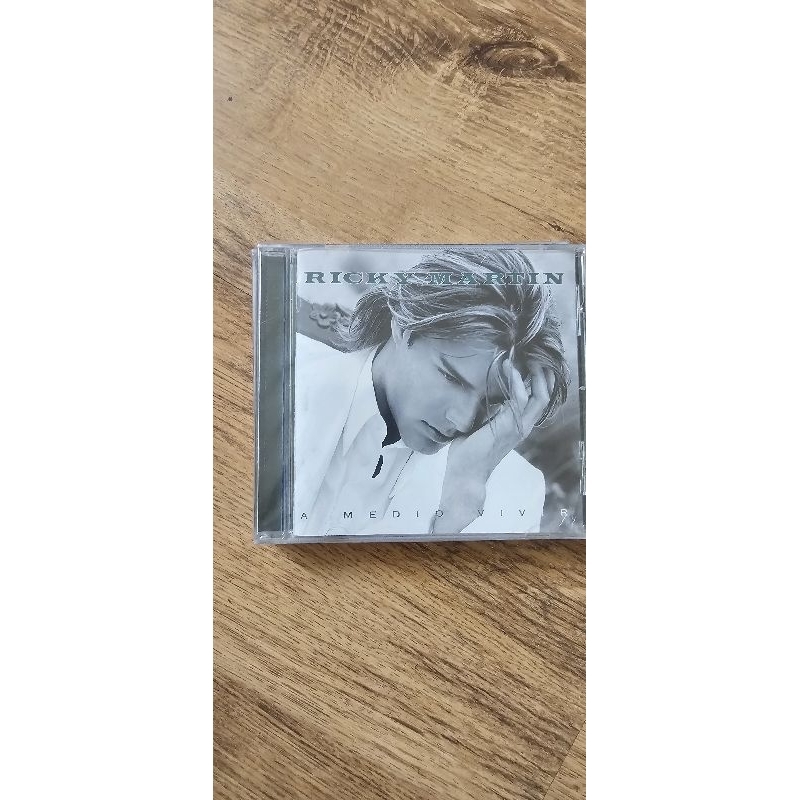 CD Ricky Martin a medio Vivir lacrado importado | Shopee Brasil