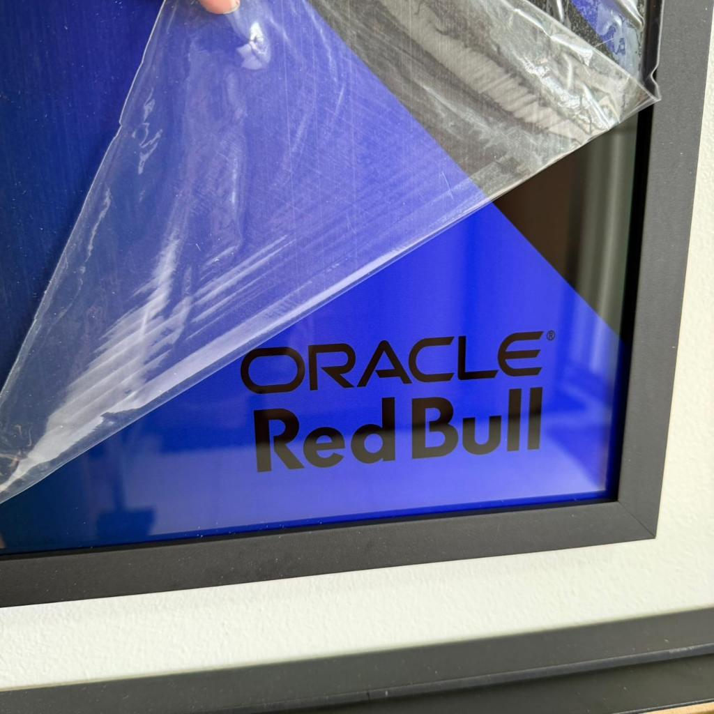 Quadro Moldura Expositor com Impressão UV no Acrílico RedBull Red