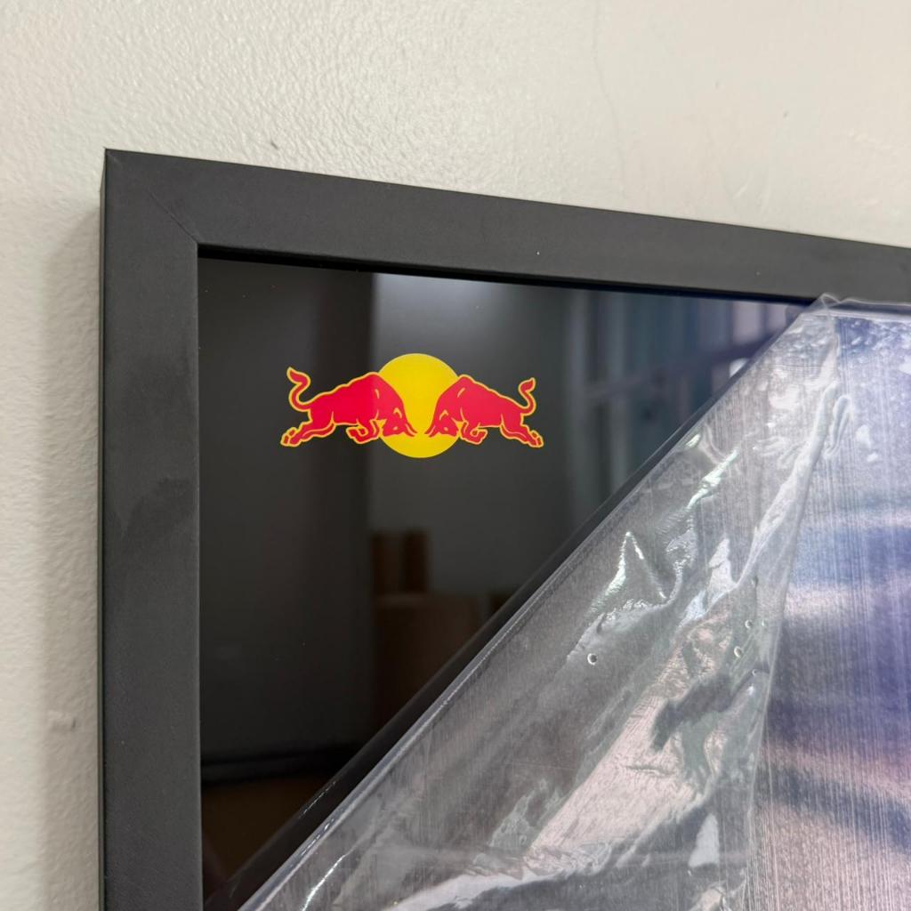Quadro Moldura Expositor com Impressão UV no Acrílico RedBull Red