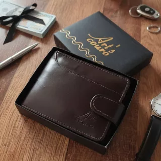 Carteira Masculina em Couro Legítimo com Detalhe frontal porta cartão Linha Basic Two 38 com Fecho de pressão presente