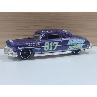 Hot Wheels Hudson Hornet com letras fluorescentes no escuro.