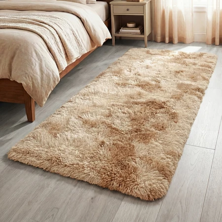 Tapete passadeira bege com detalhes em pelúcia