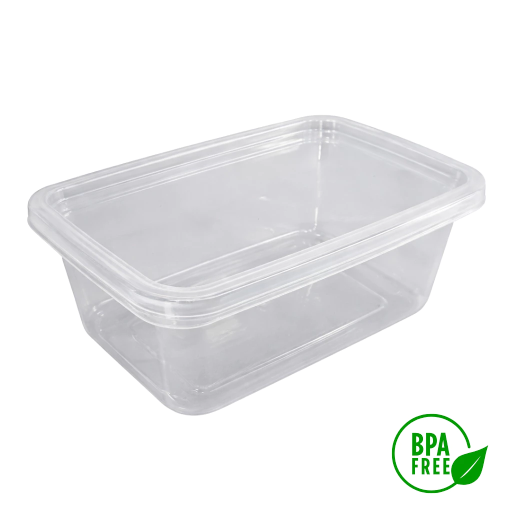 Visão em ângulo de um pote plástico retangular transparente vazio com tampa e selo BPA Free destacado no canto inferior.