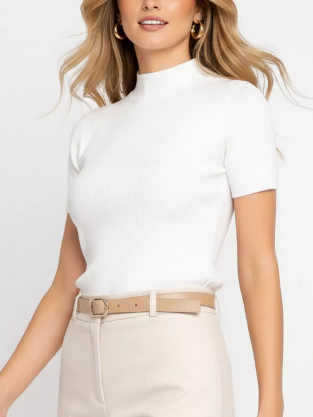 Modelo vestindo blusa feminina branca de gola alta e manga curta com cinto bege