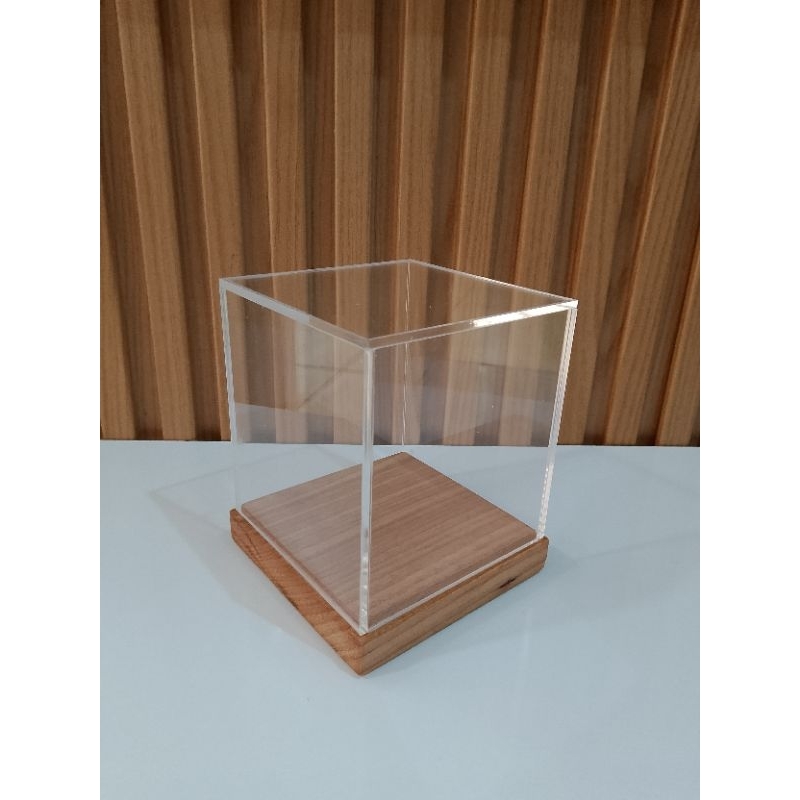 Cúpula em acrílico 10x10x10cm com base em madeira