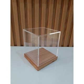 Cúpula em acrílico 10x10x10cm com base em madeira