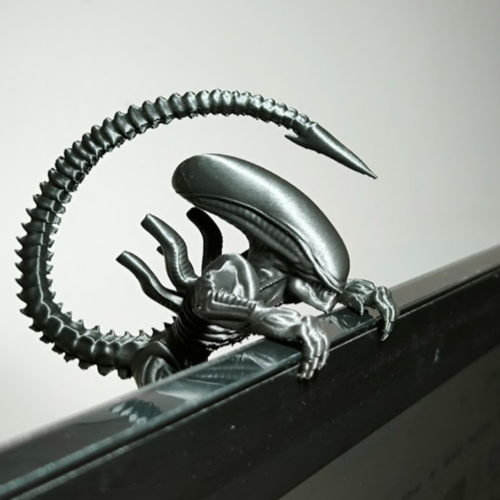 Alien de Monitor – Estátua Decorativa Geek para Setup Gamer