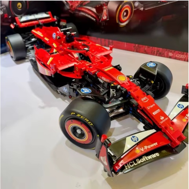 Blocos de Montar Carro Formula 1 Estilo Ferrari SF-24 Escala 1:8 | 1.362 Peças com suporte de Parede