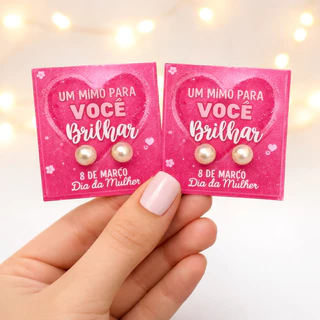 50 pares de brinco pérola com tag Dia da Mulher mimo para cliente em Oferta na Shopee