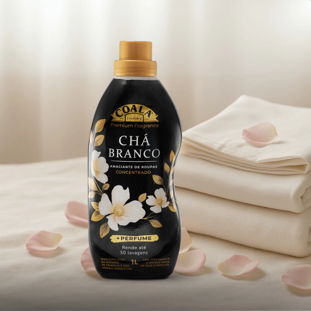 Um frasco de amaciante Coala Laundry Chá Branco em pé sobre uma superfície, decorado com pétalas de rosa ao redor