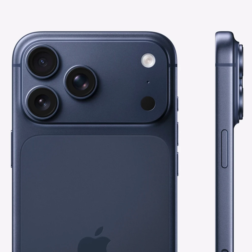 Close da parte traseira do iPhone 17 Pro Max na cor azul mostrando o módulo de câmeras triplas