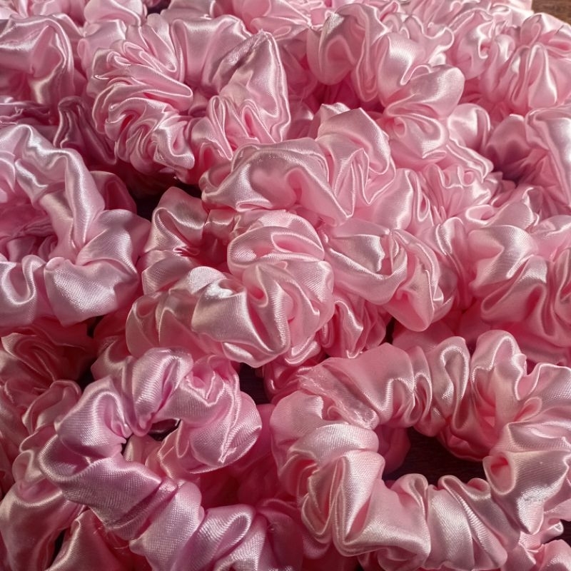 Lembrancinha Outubro rosa: Kit 30 scrunchies, rabicó, xuxinhas de ...