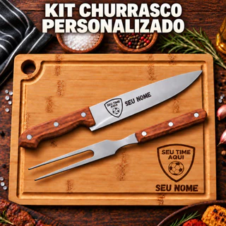 KIT CHURRASCO PERSONALIZADO NOME TIME DESENHO LOGO PROFISSÃO TRÊS PEÇAS FACA GARFO TABUA EM BAMBU RESISTENTE COM GANCHO.