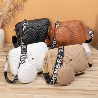 Bolsa Feminina Transversal Tipo Câmera em Couro PU Matelassê, com Alça Larga Estampada e Porta-Moedas